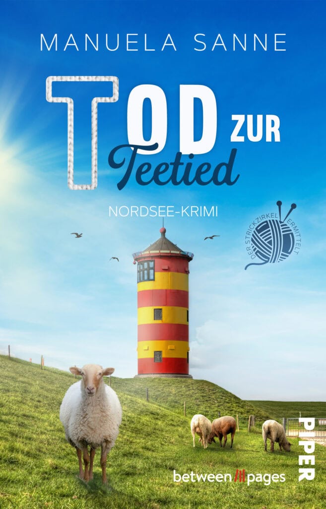 Das Buchcover zeigt einen bunten Leuchtturm auf einer grünen Wiese unter einem blauen Himmel. Im Vordergrund stehen mehrere Schafe. Der Titel „Tod zur Teetied“ ist in großen, weißen Buchstaben mit einem geschwungenen, blauen Schriftzug gestaltet. Darunter steht „Nordsee-Krimi“ in klarer Typografie. Das Cover vermittelt eine maritime Atmosphäre mit einem dörflichen Charme. Rechts unten ist der Schriftzug „between pages“ in kleinerem Format.