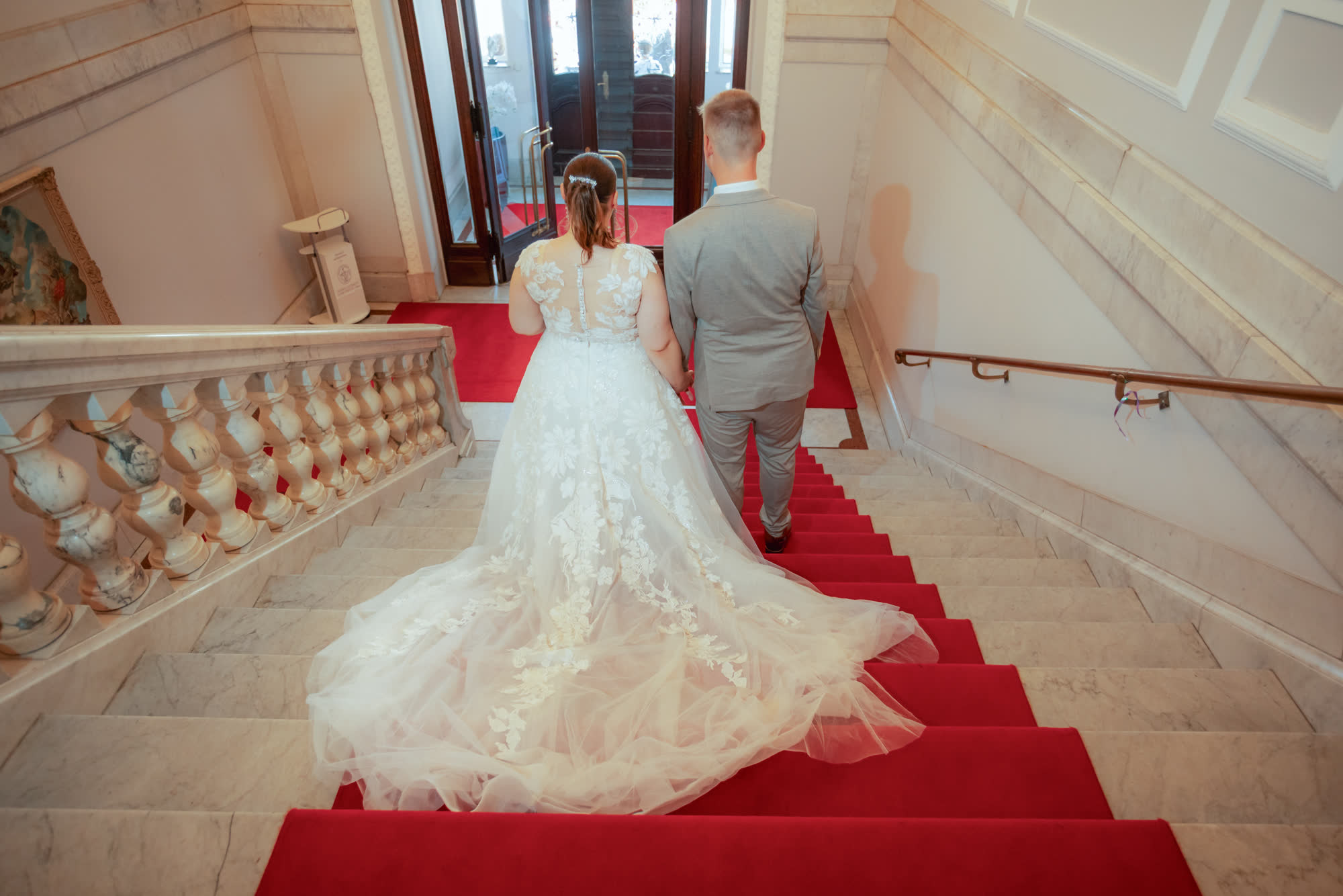 Brautpaar auf der Marmortreppe mit rotem Teppich: Hochzeit feiern in der Gesellschaft Concordia Wuppertal