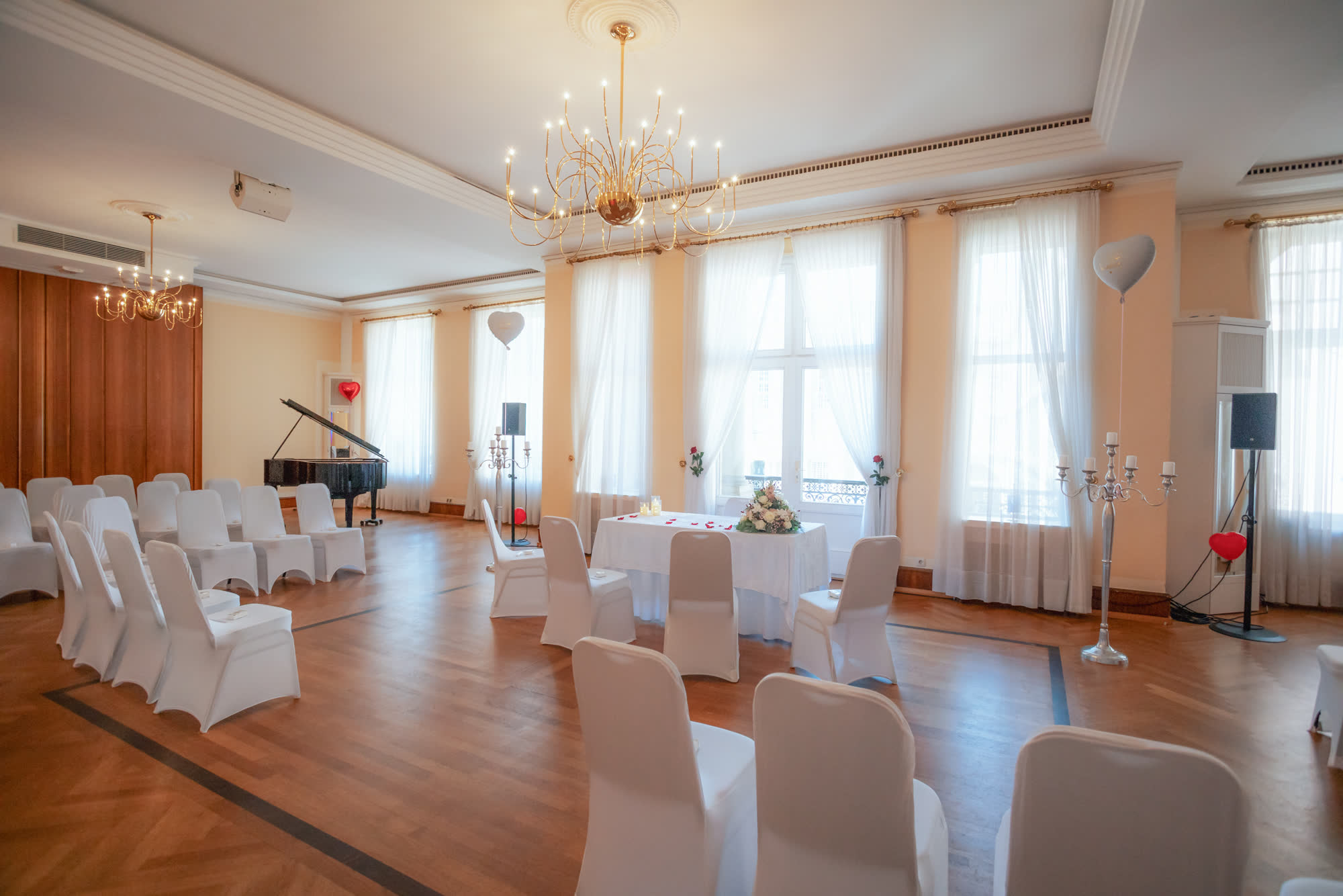 Saal Ritterhausen, bestuhlt für eine standesamtliche Trauung mit Trautisch und Blumen