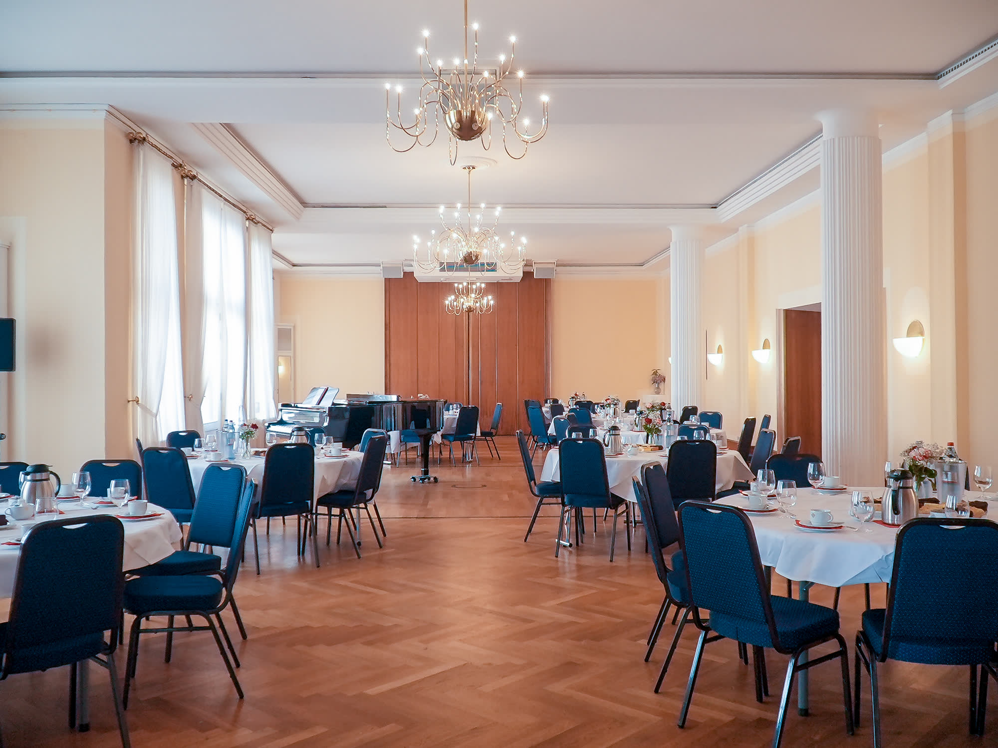 Festlich eingedeckter Saal Ritterhausen für eine Weihnachtsfeier in Wuppertal